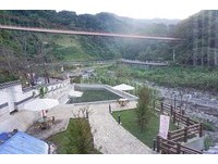由於五峰清泉溫泉會館是新開幕，所以在１１月都有限量250位大眾池免費泡湯，採電話預約100人現場150人為上限