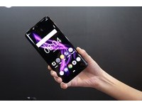 並且首次搭載夏普自家製造的OLED面板，採用wQHD +全曲面螢幕，6.2吋大螢幕可對應畫面的弧形邊角與螢幕上方的瀏海。