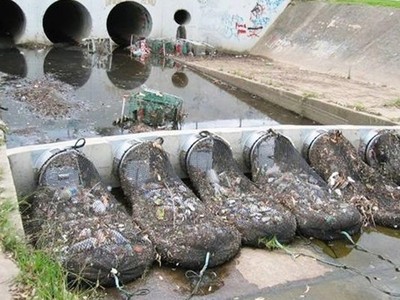 入海前擋下300公斤垃圾　抗汙染「河口巨型網」台灣河川也該裝！
