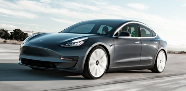 ▲▼網友推特問Model 3何時在台上市　馬斯克親回：2019中期。（圖／翻攝自Tesla）