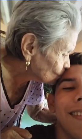 ▲▼奶奶被孫子的話感動，輕吻了孫子的額頭。（圖／翻攝自Facebook／RecreoViral）