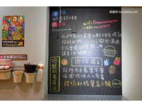 採自助式消費，有可愛的黑板文字和客人提醒餐點製作需要時間，想吃漢堡要耐心等候。