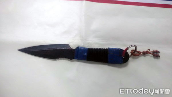 ▲一言不合,酒醉的郭男用鏢刀(如圖)殺傷2友,被依傷害罪起訴。(圖/記者游芳男翻攝)