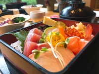 散壽司飯御膳1080元，懂得吃日本料理的人，秋冬季節更愛吃生魚片，這時魚兒會儲存脂肪準備過冬，整體肉質更肥美。散壽司的生魚片以台灣漁獲為主，但有三種魚從日本進口，包括比目魚、青魽、黃鰭鮪魚。台灣漁貨以澎湖產的海鱺魚最好吃