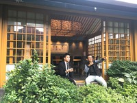 ▲▼公關Danny（左）表示，在台北大樓中很難找到這樣的庭園造景。（圖／記者陳建竹攝）