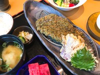 炸豬排飯御膳880元 這裡的豬排用的是伊比利豬，香氣與口感都比一般豬肉好。這裡的豬排不是單純裹粉炸，ibuki師父特別摻雜海苔粉，增加香氣，風味獨俱，吃一口就有驚艷的感覺。一旁附有白芝麻與豬排醬，喜歡重口味的客人可以自己沾取。