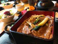 日本鹿兒島和牛燒肉飯御膳1380元 鹿兒島和牛有漂亮油花，油脂鮮甜，在口中慢慢咀嚼，愈會散發和牛的馥郁香氣。由於肉質佳，只需簡單運用醬汁拌炒青葱即可。