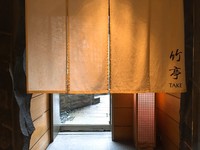 據公關Danny表示，「ibuki」的含義有「松柏」、「山嵐旁邊吹起來的風」、「春天的微風」三種意思，配上餐廳內典雅的裝潢、戶外的日式庭園造景，真的讓人有一秒來到日本的感覺。