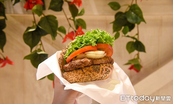 ▲KUA`AIN祭出開幕12月12日至16日，單點原價210元的「牛肉漢堡」只要優惠價99元，不到5折。（圖／乾杯集團提供)