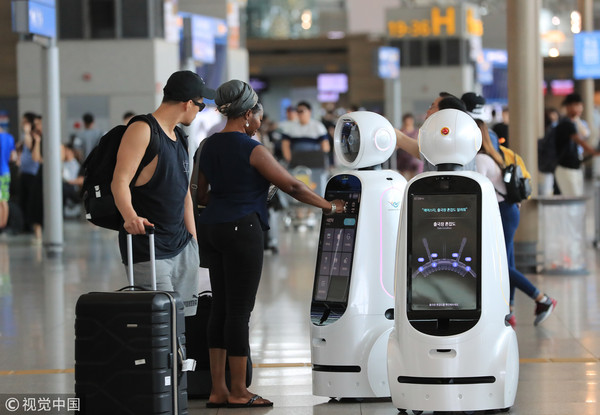 ▲▼機器人在機場指引旅客。（圖／CFP）