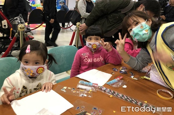 進醫院不是要打針!林口長庚辦「親子創意口罩」打擊流感。(圖/林口長庚提供)