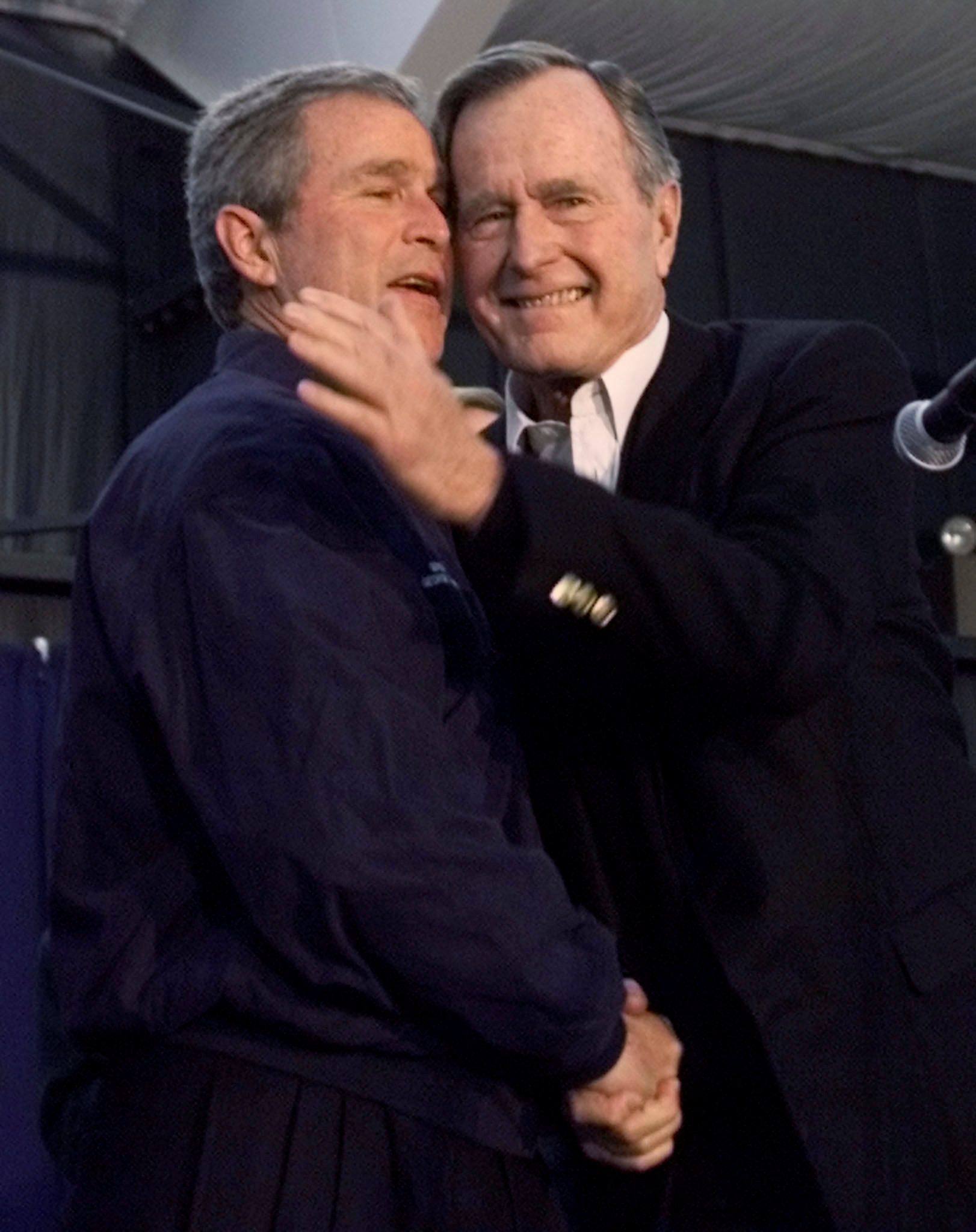 ▲▼美國前總統老布希（George H. W. Bush）與兒子小布希（George W. Bush）。（圖／路透社）