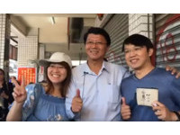 ▲「龍迷」大手筆請吃100碗排隊美食，謝龍介也到現場和粉絲合照簽名。（圖／翻攝自謝龍介粉絲專頁）