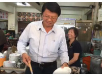 ▲「龍迷」大手筆請吃100碗排隊美食，謝龍介也到現場和粉絲合照簽名。（圖／翻攝自謝龍介粉絲專頁）