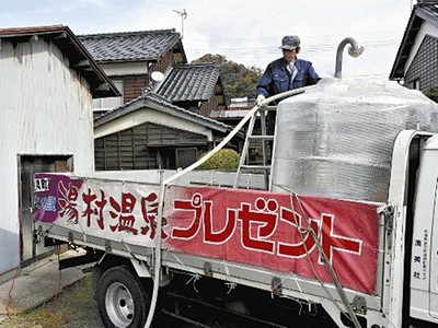 開門、溫泉歡樂送！日本「溫泉宅配」水車開到家，管線督進窗收25萬
