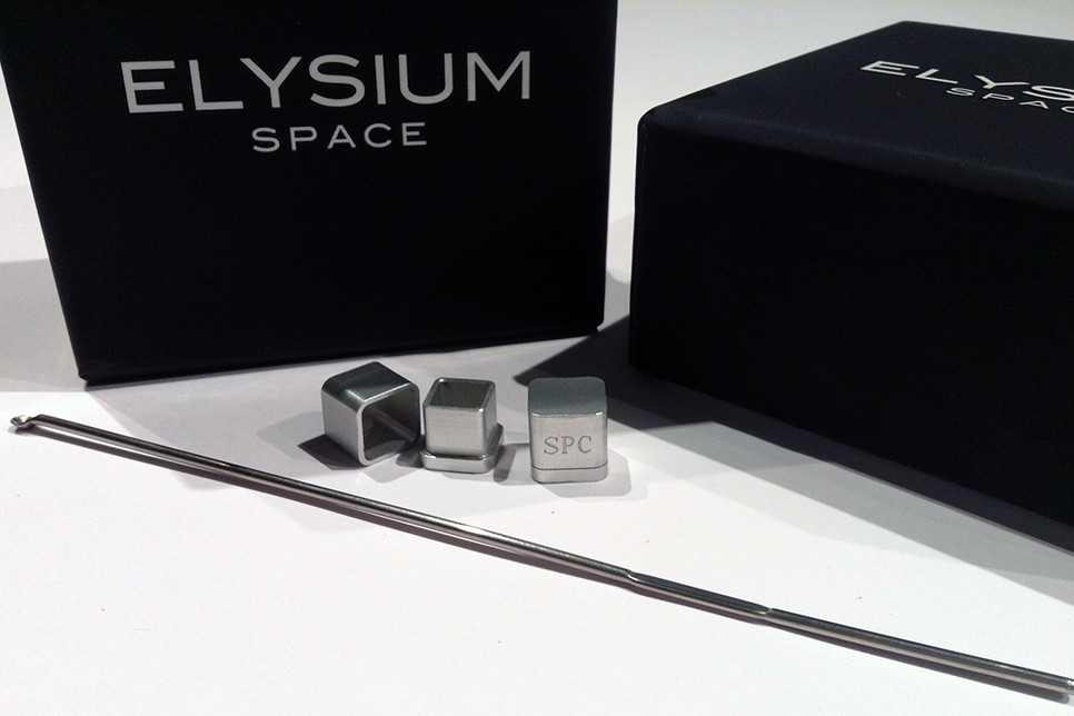▲「極樂太空」（Elysium Space）公司推出「骨灰膠囊」，上面可以刻3個英文字母，接著擺放在專用的太空模組裡面。（圖／翻攝自Elysium Space官網）