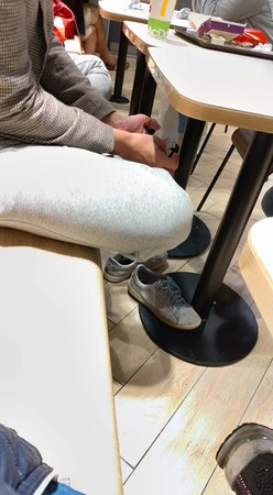 女網友麥當勞遇到失控哥，脫襪子擺桌上。（圖／翻攝自Facebook／爆料公社）