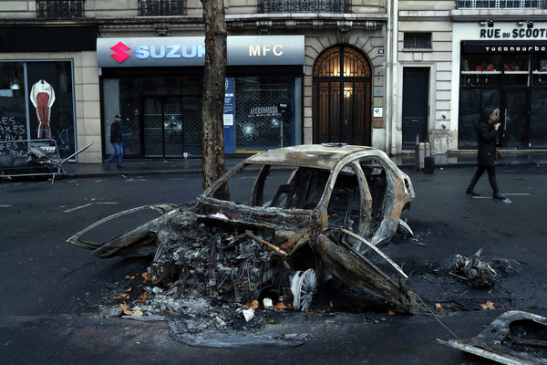 ▲▼ 巴黎「黃背心」爆亂，為法國近50年來最嚴重的暴動。（圖／達志影像／美聯社）