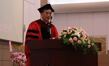 ▲裕隆集團董事長嚴凱泰2011年獲頒交大管理學名譽博士學位。（圖／翻攝交大官網）