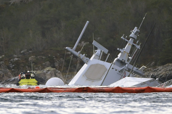 ▲▼挪威海軍神盾巡防艦黑爾格英斯塔號（KNM Helge Ingstad）與油輪Sola TS相撞沉沒。（圖／達志影像／美聯社）