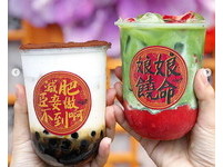 草莓抹茶則為季節新品，取名逗趣的「本宮也想過聖誕節」，店家表示，選用新鮮草莓打成果醬，搭配日本進口抹茶磨成的醬，苦甜中帶有微酸感，除了味覺迸發出的奇妙滋味，紅綠混搭更像是聖誕經典配色