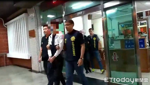 ▲台南市警六分局查獲誤認仇家槍示威的陳嫌等4人，起獲手槍及子彈。（圖／記者林悅翻攝，下同）