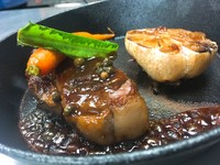 肋眼牛排有明顯的胡椒與奶油香氣。