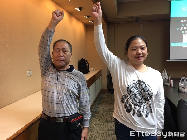 ▲車禍氣血胸「右上肢癱軟」 叢神經重建讓她順利「舉手」。(圖/記者嚴云岑攝)