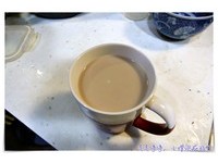 泡一杯奶茶，把湯圓加進奶茶裡，「企圖來一場超級無敵華麗的奶茶大冒險！」滋味顛覆她的想像。