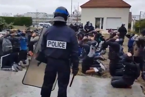 ▲▼巴黎近郊芒特拉若利（Mantes-la-Jolie）學生爭取大考改革，遭告警察逮捕,黃背心。（圖／翻攝自推特／Violences Policières）