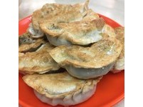 煎餃的口感與湯餃截然不同，外皮香脆可口，一口咬下餡料香氣撲鼻而來，滿滿的餡料超有飽足感