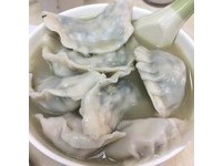 店裡主要賣3款餃子，有韮菜肉餃、雲耳椰菜肉餃和白菜肉餃，每一款都是超搶手的人氣商品，而老闆認為手工口感會比機器來得好，所以一直堅持手工！每一個餃子內餡飽滿、餃子皮Ｑ彈，重點是超級大顆！