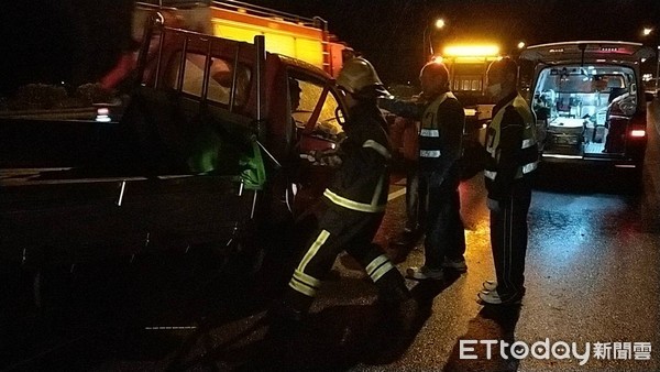 ▲小客車無照駕駛，擦撞小貨車後撞上護欄，導致2死1重傷。（圖／記者黃孟珍翻攝）