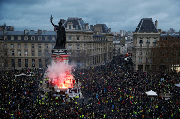 ▲▼ 法國黃背心運動進入第4周，全國示威抗議群眾達12.5萬人，已知135人受傷，1385人被逮捕。圖為12月8日法國各地示威活動。（圖／路透）