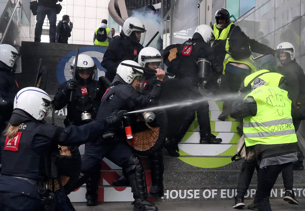 ▲▼ 法國黃背心運動進入第4周，全國示威抗議群眾達12.5萬人，已知135人受傷，1385人被逮捕。圖為12月8日法國各地示威活動。（圖／路透）