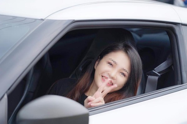 GT-R銀車超跑正妹陳姓車主，其實是一間貿易公司董娘，笑容甜美可人。（翻攝李麥克臉書）
