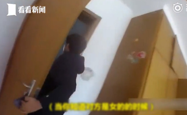 ▲警方逮捕李姓嫌法，赫然發現他竟是女兒身。（圖／翻攝自微博）