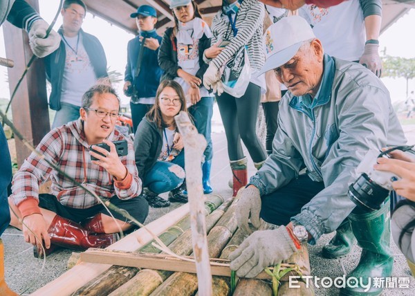 ▲傳統竹筏在早期是捕獵或是運輸的重要工具，透過耆老口述分享，學習傳統製作方式。（圖／東管處提供，下同）