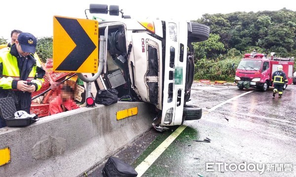 ▲ 載滿雞隻貨車失控自撞翻覆 上千雞隻死傷慘重。（圖／記者郭世賢翻攝）