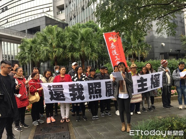 ▲蔡英文推長照「不聽老人言」 泰雅耆老衛福部唱「父親心聲」抗議。(圖/記者嚴云岑攝)
