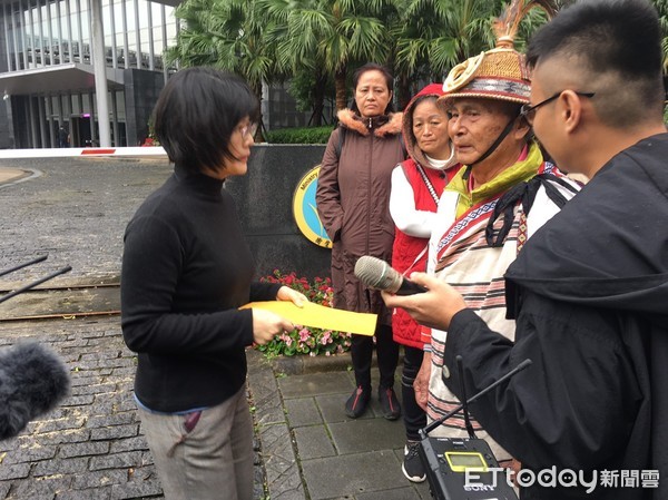 ▲蔡英文推長照「不聽老人言」 泰雅耆老衛福部唱「父親心聲」抗議。(圖/記者嚴云岑攝)