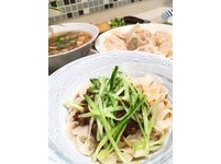 麵條用的是寬麵，比較能沾附炸醬。