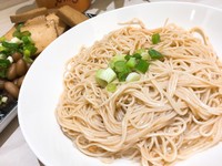 麻油麵線使用黑麻油，味道醇厚。