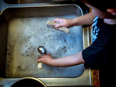 做家事太麻煩？美國研究教「發正念洗碗法」，快樂指數暴增25%