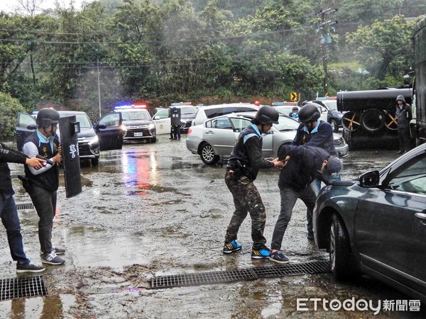 ▲ 悍匪搶銀行挾人質！ 金山警防搶演練超逼真民眾看傻眼。（圖／金山警分局提供）