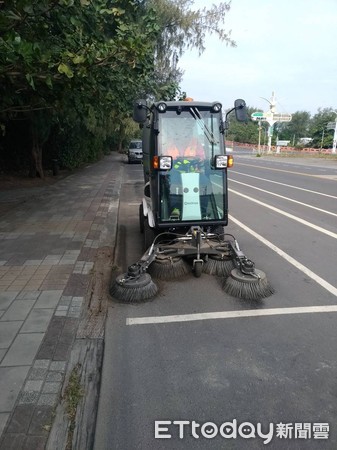 ▲台南市環保局購置3輛進口的小型清掃機具，負責清掃慢車道、人行道、公園周邊道路的砂石、樹葉，防空污再升級。（圖／環保局提供，下同）