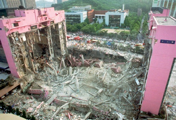 ▲▼ 南韓三豐百貨1995年6月29日倒塌。（圖／達志影像／美聯社）