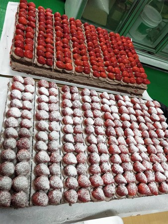 ▲新巧屋爆多草莓蛋糕已開賣。（圖／翻攝自新巧屋烘焙食品行粉專）