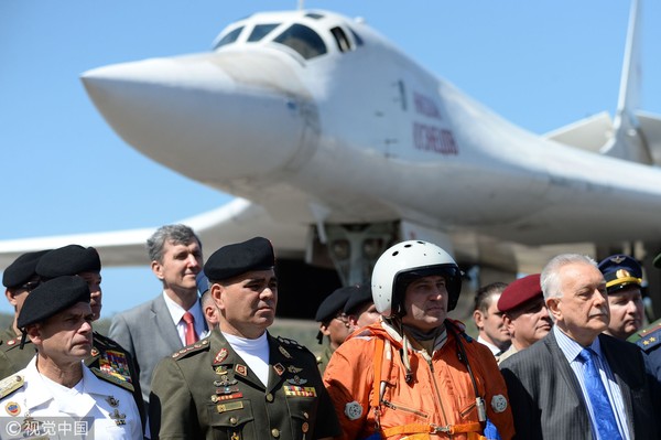 ▲▼2架Tu-160戰機在西蒙玻利瓦國際機場降落。（圖／CFP）