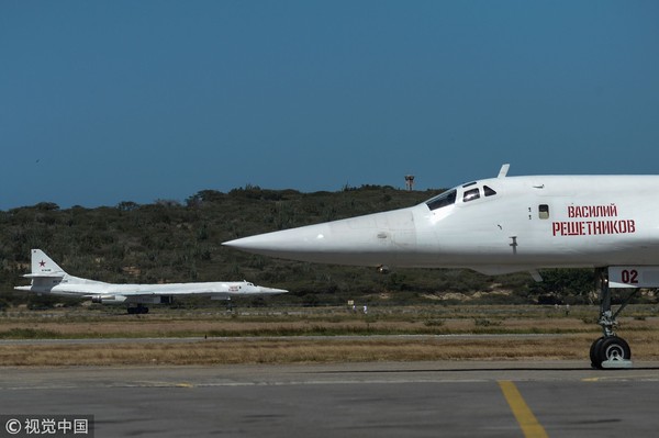 ▲▼2架Tu-160戰機在西蒙玻利瓦國際機場降落。（圖／CFP）
